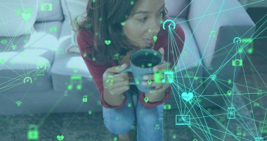 Evde dizüstü bilgisayar kullanan bir kadının dijital simgelerle olan bağlantılarının görüntüsü. küresel sosyal medya ve çevrimiçi bağlantı konsepti dijital olarak oluşturuldu.