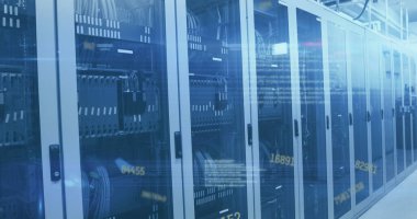 Teknoloji odasındaki bilgisayar sunucularında değişen ve veri işleyen numaraların resmi. dijital arayüz küresel bağlantı ve dijital olarak oluşturulan iletişim konsepti.