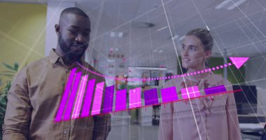 Muhtelif iş arkadaşlarının ofiste yürürken tartıştıkları çizelgelerin üzerindeki ok resmi. Dijital bileşik, çoklu pozlama, rapor, iş, kayıp, azaltma, planlama ve takım çalışması kavramı.