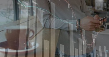 Akıllı telefon kullanan iş adamının istatistik ve veri işleme görüntüsü. küresel iş, veri işleme ve teknoloji konsepti dijital olarak oluşturulmuş görüntü.