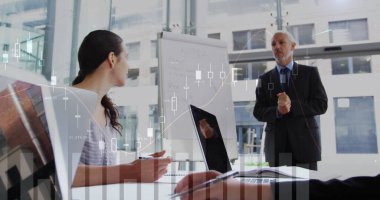 Çeşitli iş adamları üzerinde finansal veri işleme görüntüsü. küresel iş, veri işleme ve dijital arayüz kavramı dijital olarak oluşturulmuş görüntü.