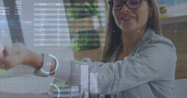 Finansal verilerin ve grafiklerin, ödeme terminalini kullanan beyaz bir kadının ellerinde görüntüsü. Finans, ekonomi, iletişim ve teknoloji konsepti dijital olarak oluşturulmuş görüntü.