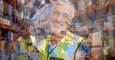 Depodaki stokları kontrol eden beyaz erkek işçinin istatistiksel veri işleme görüntüsü. Lojistik ve iş teknolojisi kavramı