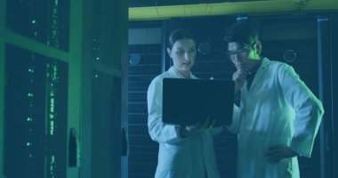 Sunucu odasındaki çeşitli çalışanların veri işleme görüntüsü. Küresel iş ve dijital arayüz kavramı dijital olarak oluşturulmuş görüntü.