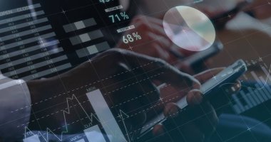 Grafikler ekranda hareket ederken akıllı telefonlar kullanan farklı insanların dijital bileşimi 