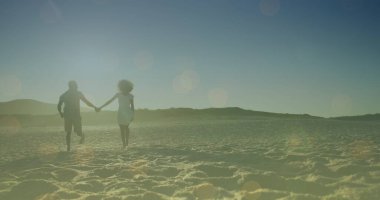 Afrika kökenli Amerikalı bir çiftin el ele tutuşup yürümesi. yürüyüş günü ve dijital olarak oluşturulan görüntü konsepti.