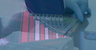 Laboratuvarda ekipman kullanan bilim adamlarının dijital arayüz istatistikleri ve elleri. Coronavirus covid 19 salgını sırasında sağlık, tıbbi araştırma ve koruma dijital olarak üretilen görüntü.
