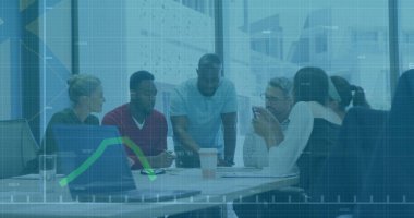 Ofisteki çeşitli iş adamlarıyla ilgili finansal veri işleme resmi. Küresel finans, iş, bağlantılar, hesaplama ve veri işleme kavramı dijital olarak oluşturuldu.