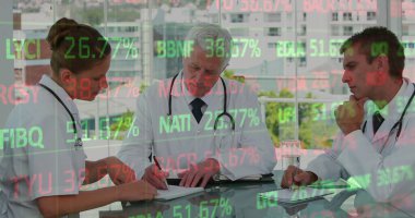 Tıbbi personelin veri işleme görüntüsü. küresel bağlantılar, tıp, dijital arayüz, teknoloji ve ağ konsepti dijital olarak oluşturulmuş görüntü.