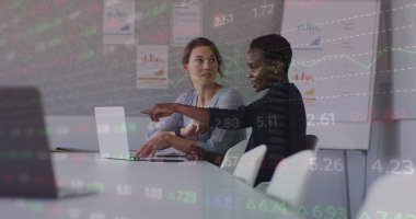 Ofisteki çeşitli kadın iş arkadaşlarının mali verileri ve grafikleri. İş, finans, ekonomi ve işbirliği konsepti dijital olarak oluşturulmuş imaj.