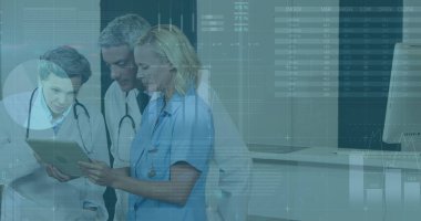 Çeşitli doktorların veri işleme görüntüsü. küresel tıp, sağlık ve veri işleme kavramı dijital olarak oluşturulmuş görüntü.