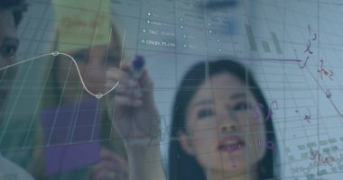 Çeşitli iş adamları üzerinde finansal veri işleme görüntüsü. Küresel iş, finans, hesaplama ve veri işleme kavramı dijital olarak oluşturulmuş görüntü