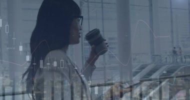Asyalı iş kadını hakkında istatistiksel veri işleme kahve içiyor ve akıllı telefondan konuşuyor. iş verileri ve analitik teknoloji kavramı