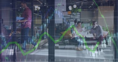 Çeşitli iş adamları üzerinde finansal veri işleme görüntüsü. Küresel iş, finans, hesaplama ve veri işleme kavramı dijital olarak oluşturulmuş görüntü