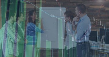 Çeşitli iş adamları üzerinde finansal veri işleme görüntüsü. iş, dijital arayüz ve veri işleme kavramı dijital olarak oluşturulmuş görüntü.