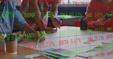 Çeşitli meslektaşların ofiste toplanması üzerine borsa görüntüsü. İş, finans ve iletişim konsepti dijital olarak oluşturulmuş imaj.