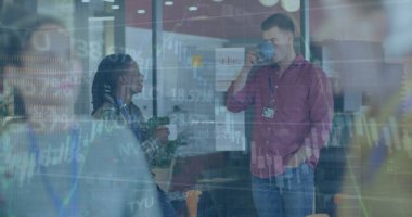 Bir grup farklı iş adamı ofiste bir toplantı sırasında iş hakkında tartışıyorlar. Modern bir ofiste çalışıyorlar, ve bu resim bir şehir manzarasına yerleştirilmiş finansal grafikleri ve verileri gösteriyor..