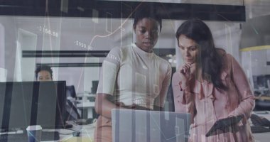 Ofisteki çeşitli iş adamlarının veri işleme görüntüsü. Küresel iş ve dijital arayüz kavramı dijital olarak oluşturulmuş görüntü.