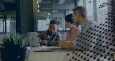 Ofiste çalışan iş adamlarının veri işleme görüntüsü. Küresel iş, finans ve veri işleme kavramı dijital olarak oluşturulmuş görüntü.