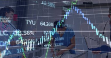 Kafkas doktorların hastalarıyla veri işleme görüntüsü. Küresel tıp ve dijital arayüz kavramı dijital olarak oluşturulmuş görüntü.