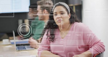 Ofisteki çeşitli iş adamlarıyla ilgili finansal veri işleme resmi. Küresel finans, iş, bağlantılar, hesaplama ve veri işleme kavramı dijital olarak oluşturuldu