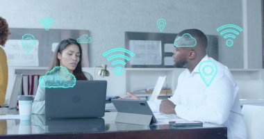 Ofis toplantısındaki çeşitli kadın ve erkek meslektaşlar üzerinde dijital iletişim simgeleri. Günlük iş, veri, dijital arayüz, bağlantı, ofis ve dijital olarak oluşturulan iletişim.