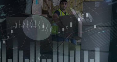 Beyaz teslimatçı adamın minibüsündeki depodaki kutuları istiflemesi hakkında istatistiksel veri işleme. lojistik ve ulaşım sektörü kavramı