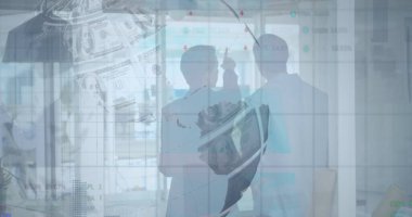 Ofisteki çeşitli iş adamları üzerinde veri işleme ve banknotların küresi görüntüsü. küresel iş, finans ve dijital arayüz kavramı dijital olarak oluşturulmuş görüntü.