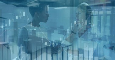 Ofisteki çeşitli iş adamlarıyla ilgili finansal veri işleme resmi. Küresel iş ve dijital arayüz kavramı dijital olarak oluşturulmuş görüntü.