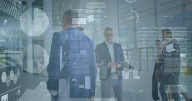 Ofisteki iş adamları üzerinde finansal veri işleme resmi. küresel finans, iş ve dijital arayüz kavramı dijital olarak oluşturulmuş görüntü.