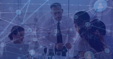 Profil simgelerinin çizgilerle birleşimi, beyaz erkek yöneticinin iş arkadaşlarıyla tartışması. Dijital bileşik, çoklu pozlama, takım çalışması, iletişim, ofis, iş ve teknoloji.