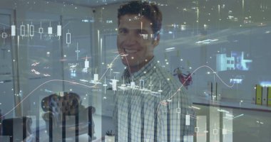 Ofiste gülümseyen beyaz adamın portresiyle istatistiksel veri işlemenin birleşik görüntüsü. iş teknolojisi kavramı