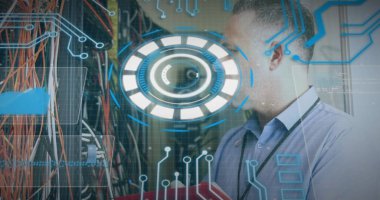 Beyaz adamın bilgisayar sunucusu üzerinden tarama ve veri işleme görüntüsü. küresel hesaplama ve veri işleme kavramı dijital olarak oluşturulmuş resim.