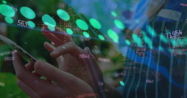 Akıllı telefon kullanan bir kadının elinde yeşil nokta grafiği ve veri işleme resmi. Küresel iletişim, iş, veri ve dijital arayüz kavramı dijital olarak oluşturulmuş görüntü.