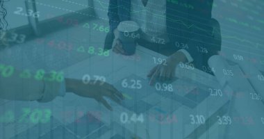 Ofisinde kahve olan Afro-Amerikan bir kadının mali verileri. İş, finans ve ekonomi kavramı dijital olarak oluşturulmuş imaj.