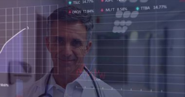 Finansal veriler ve grafikler, Kafkasyalı üst düzey bir erkek doktora göre. Sağlık, ilaç, finans ve ekonomi konsepti dijital olarak oluşturulmuş imaj.