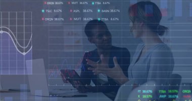 Ofisteki çeşitli kadın iş arkadaşlarının mali verileri ve grafikleri. İş, finans, ekonomi ve işbirliği konsepti dijital olarak oluşturulmuş imaj.