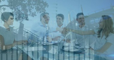 İnşaat alanındaki mali veri işleme resmi, ofis arkadaşları el sıkışıyor. küresel finans ve iş dünyası, teknoloji konsepti dijital olarak oluşturulmuş görüntü.