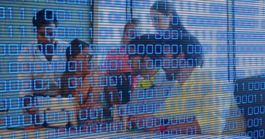 Ofiste çalışan iş adamları üzerinde ikili kodlama ve veri işleme görüntüsü. Küresel iş, finans ve veri işleme kavramı dijital olarak oluşturulmuş görüntü.