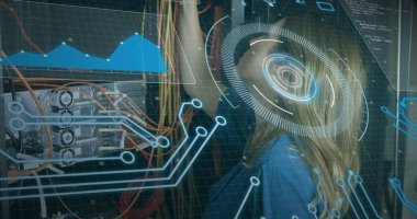 Beyaz kadının sunucuları kontrol etmesi üzerine dijital ekranda veri işleme görüntüsü. Ağ, bilgisayarlar, veri işleme ve teknoloji konsepti dijital olarak oluşturuldu.