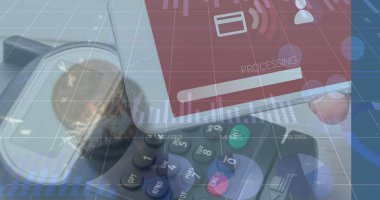 Elle ödemenin üzerinde akıllı telefonla veri işleme görüntüsü. Küresel iş ve dijital arayüz kavramı dijital olarak oluşturulmuş görüntü.