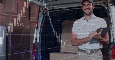 Mali verilerin ve grafiklerin resmi depoda çalışan mutlu beyaz kuryenin üzerinde. iş, finans ve dağıtım hizmetleri kavramı dijital olarak oluşturulmuş görüntü.