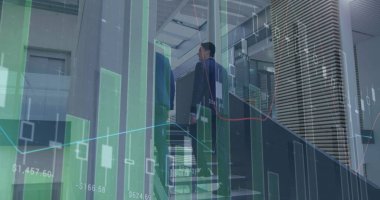 Ofiste merdivenlerden çıkan iki beyaz iş adamı hakkında istatistiksel veri işleme. iş teknolojisi kavramı