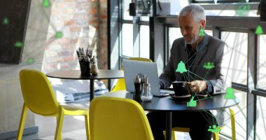 Laptop kullanan beyaz adamın veri işleme sistemiyle olan bağlantıları. Küresel iş, finans, bulut hesaplama ve veri işleme kavramı dijital olarak oluşturuldu.