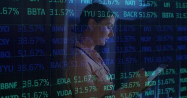 Tablet kontrol sunucularıyla beyaz kadın mühendis üzerinde veri işleme görüntüsü. veri işleme, bulut hesaplama konsepti ve teknoloji konsepti dijital olarak oluşturulmuş görüntü.