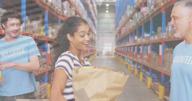 İstatistiksel veriler Afro-Amerikan bir kadının ambardaki erkek gönüllülere çanta bağışladığını gösteriyor. lojistik ve ulaşım sektörü kavramı