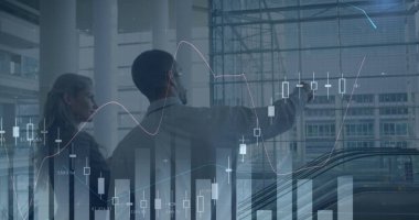 Kafkasyalı iş adamlarının konuştuğu veri işleme görüntüsü. küresel iş, finans, bağlantılar ve dijital arayüz konsepti dijital olarak oluşturulmuş görüntü.