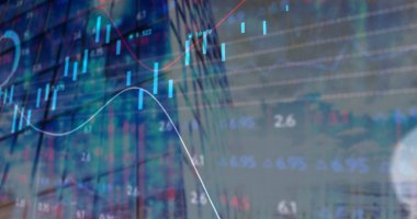 Şehir manzarası üzerinde finansal veri işleme resmi. küresel finansman, bilgisayar ve dijital arayüz kavramı dijital olarak oluşturulmuş görüntü.