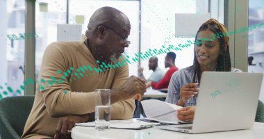 Grafiklerin görüntüsü, değişen numaralar, laptopta raporları tartışan farklı iş arkadaşlarının olduğu dünya. Dijital bileşik, çoklu pozlama, küreselleşme, planlama, takım çalışması ve teknoloji konsepti.