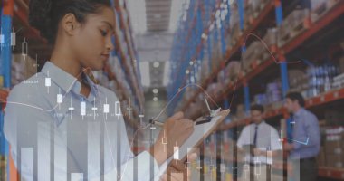 Depodaki panoya yazı yazan kadının veri işleme görüntüsü. küresel sevkiyat, dağıtım ve bağlantılar konsepti dijital olarak oluşturuldu.